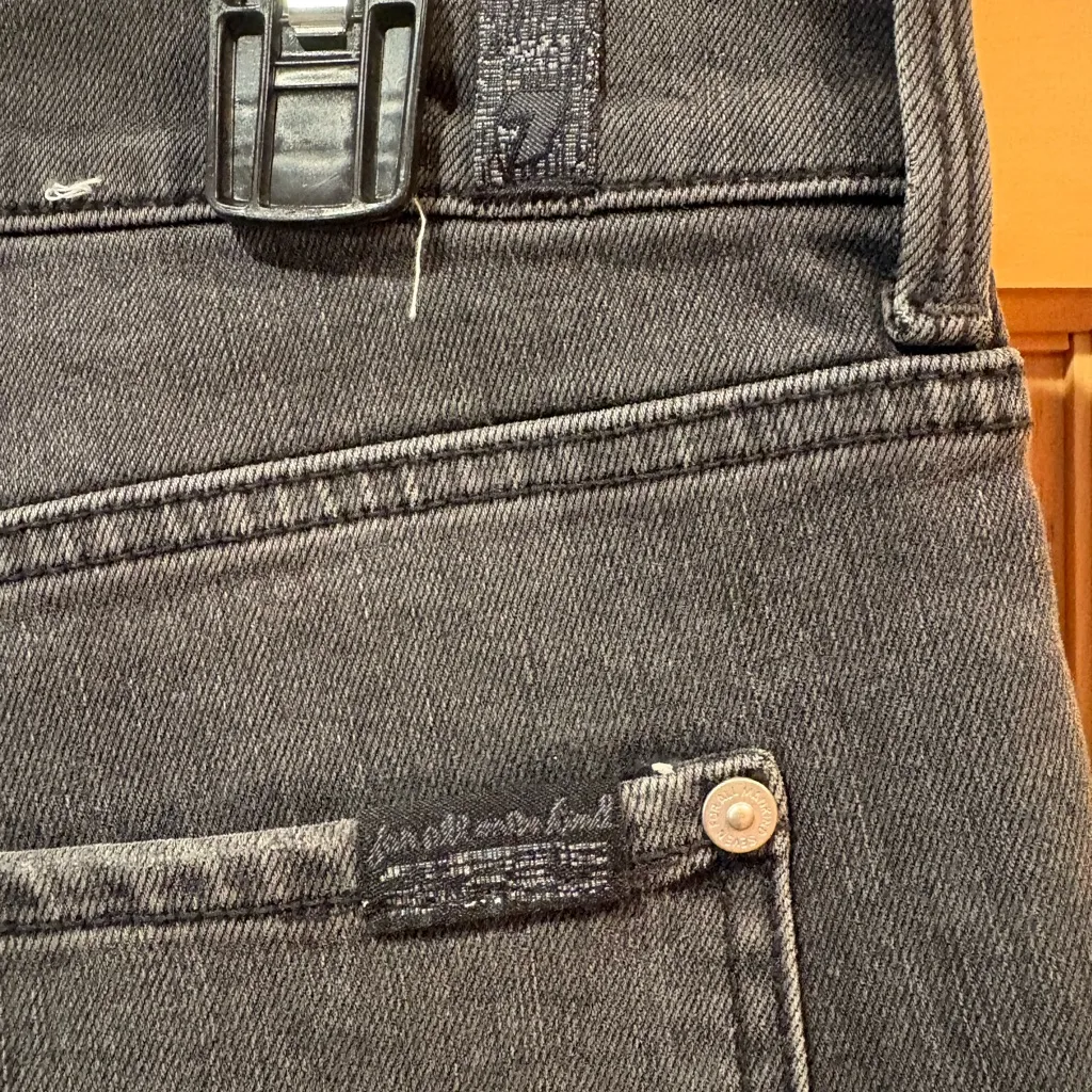 7 For All Mankind jeans with a metallic side stripe skinny jeans women’s 32 - Image 4