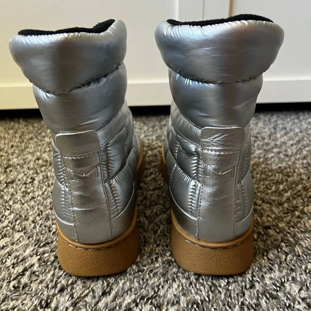Marc Fisher‎ Women’s Kamryn Silver Puffer Winter Boot Size 9.5 - Image 4