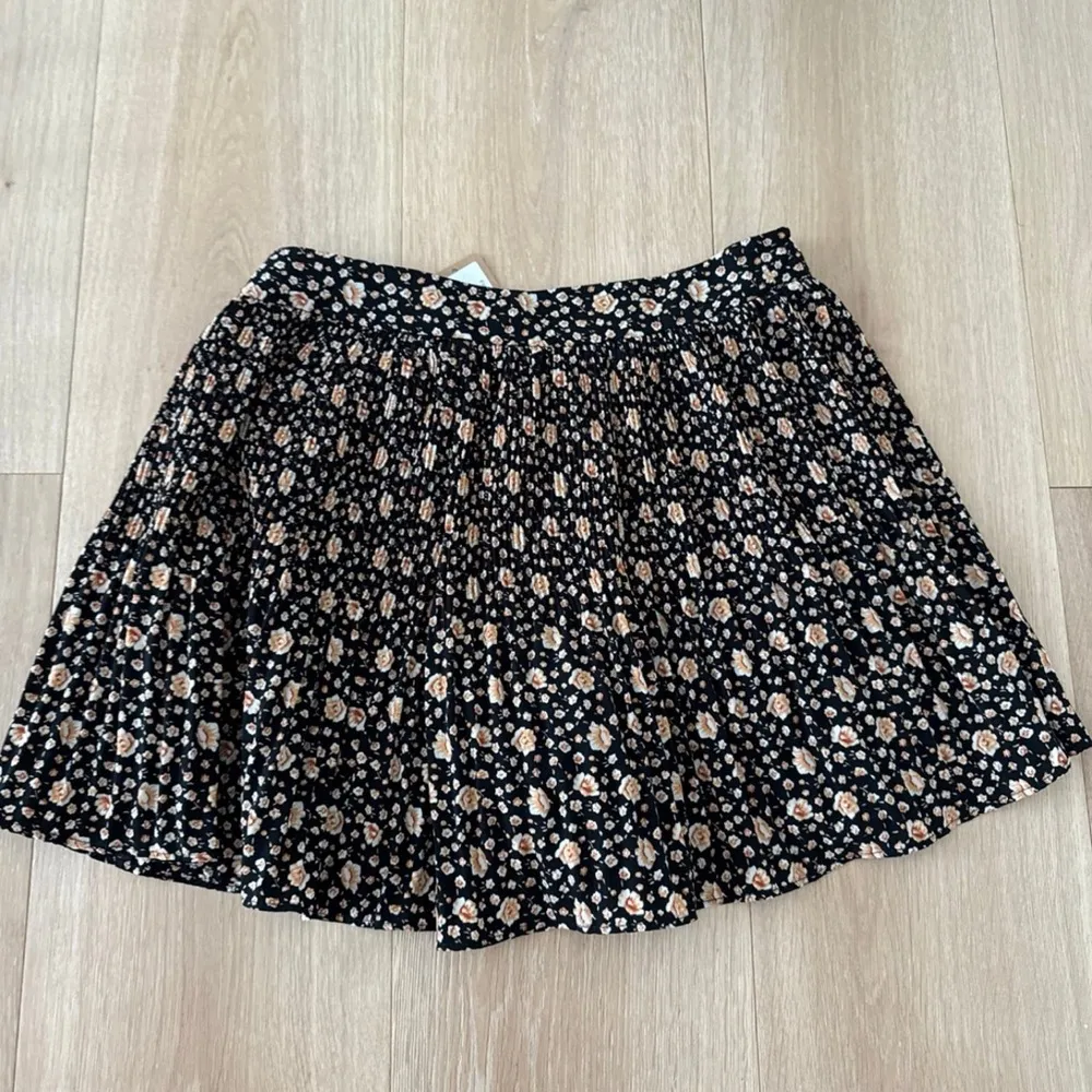 NWT  Floral Daze Shorts - Image 4