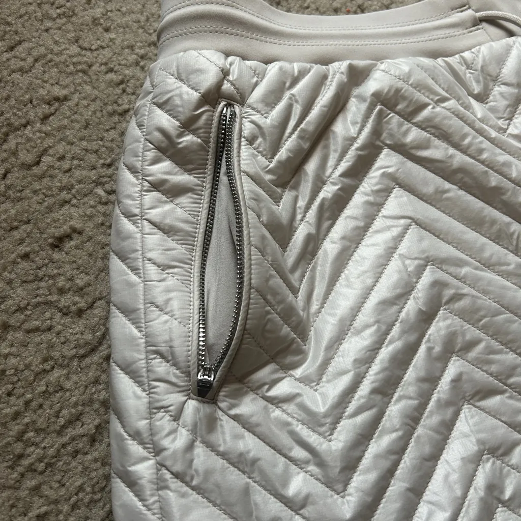 Athleta Apres Ski Quilted Puffer Short - Image 2