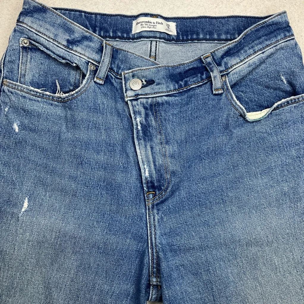 A&F 90’s Straight Ultra High Rise 29 Short Criss Cross Medium‎ Distressed Wash - Image 5