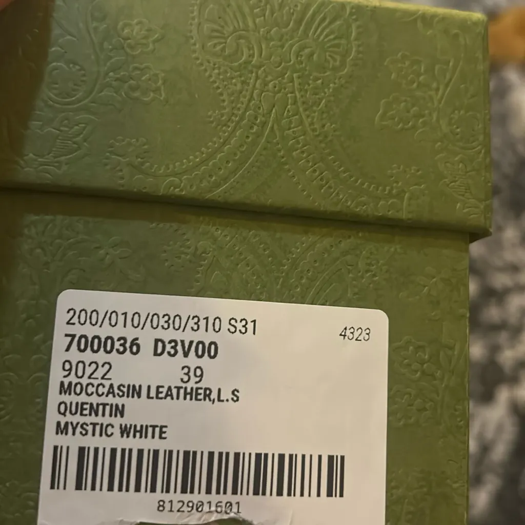 Gucci Logo Plaque Moccasin Leather Loafers - Image 10