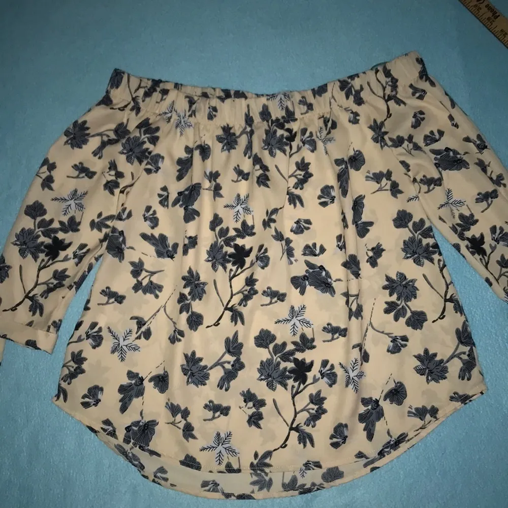 𝅺INDULGE floral print off shoulder tie sleeves flowy blouse  NEW size S - Image 2