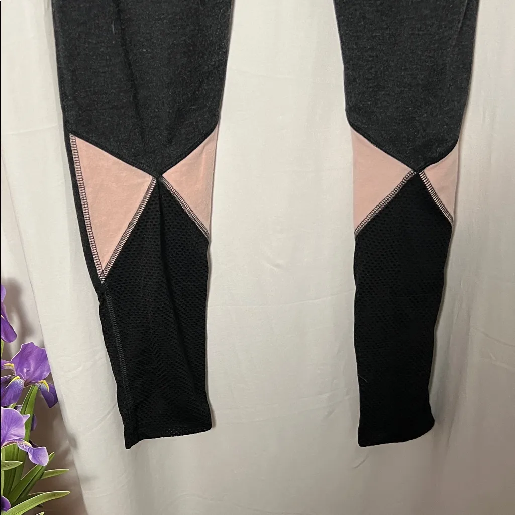 PINK Victoria's Secret Yoga Black Leggings with Sequin Logo Size Small - Image 6