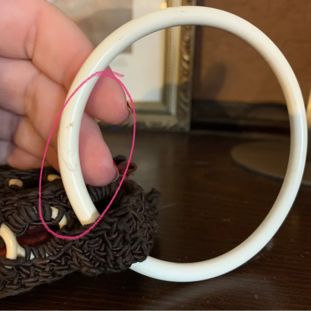 VINTAGE 1970'S BROWN CROCHET MACRAME W/CREAM PLASTIC WRIST BAG/CLUTCH - Image 10