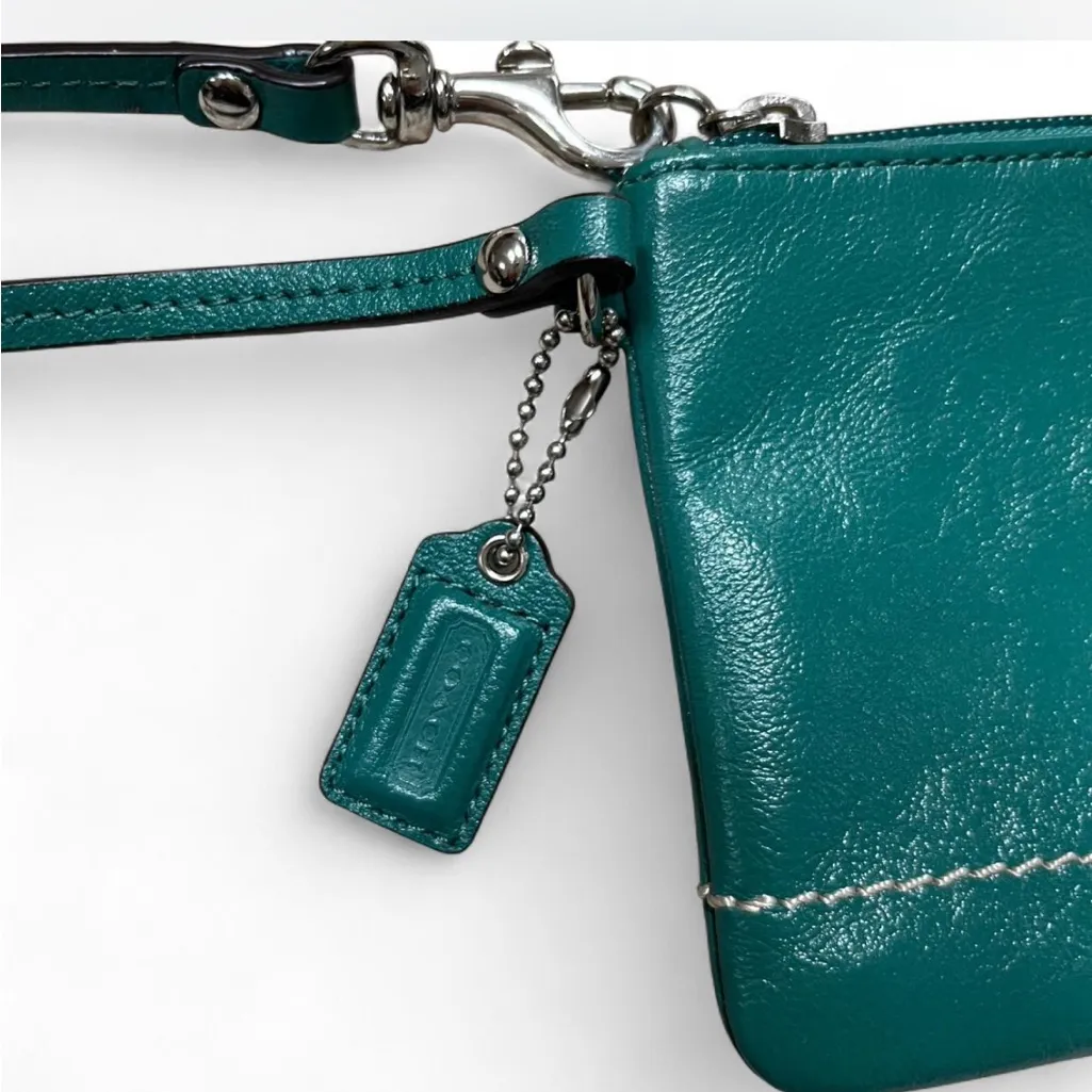 Coach Wristlet  Green with lavender lining - Image 3