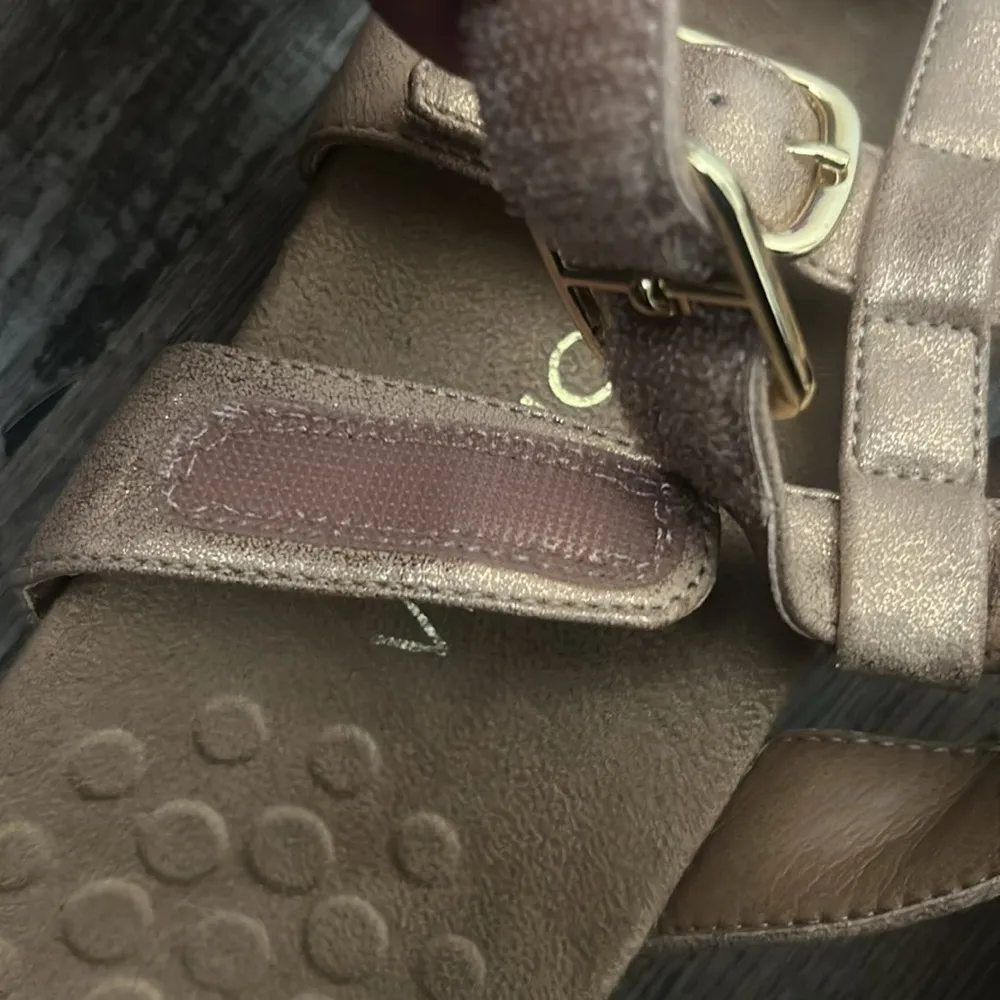 VIONIC Women’s rose gold straps slip on sandals Sz 9 - Image 4