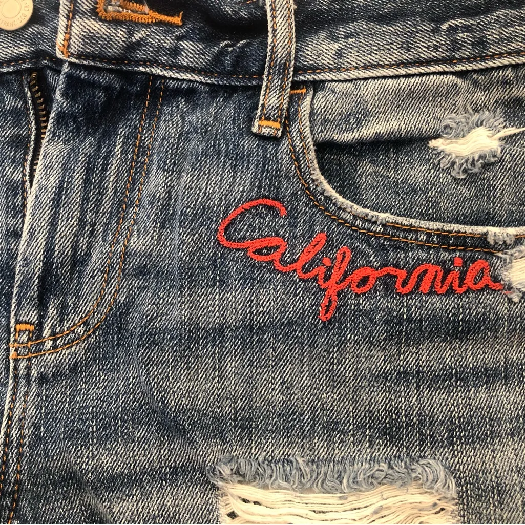 Old Navy Boyfriend Cut-Off  Jean Shorts Distressed Medium Wash Mid Rise - Image 9