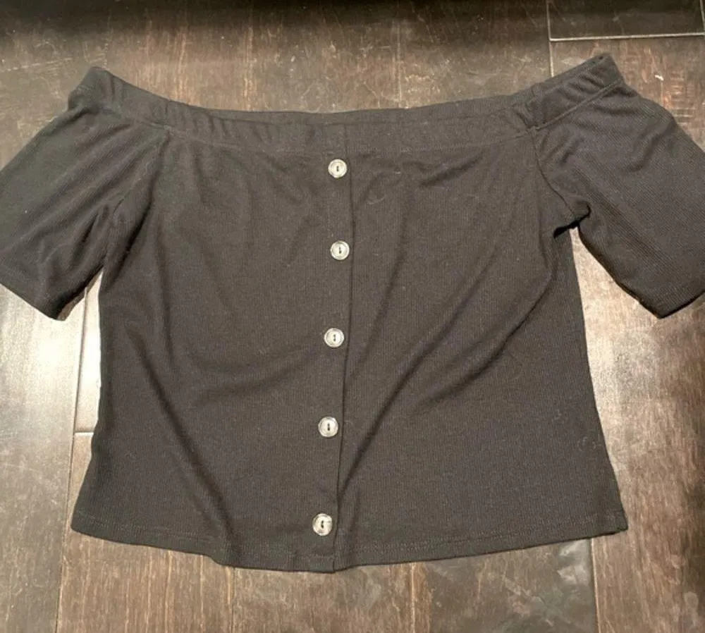 Live in the Moment BLACK RIBBED OFF THE SHOULDER BUTTON FRONT CROPPED TOP IN SIZE LARGE - Image 2