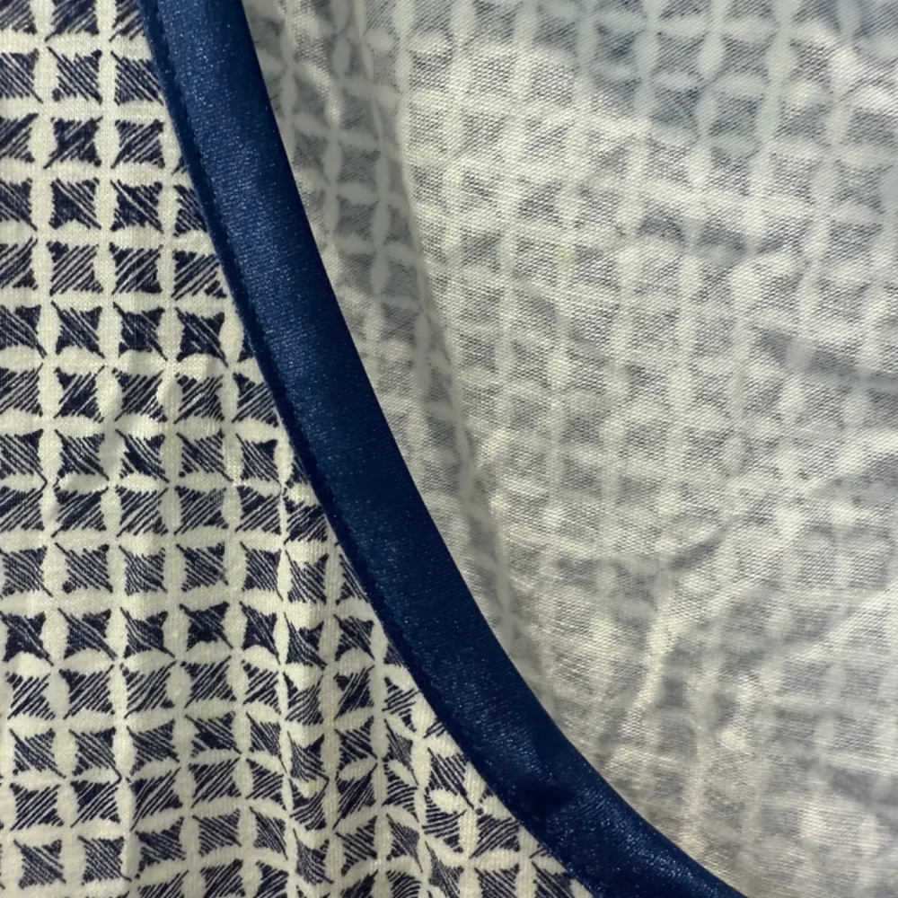 Banana Republic Luxe Touch Blue & White Geo Print Tank - Size M - Image 3