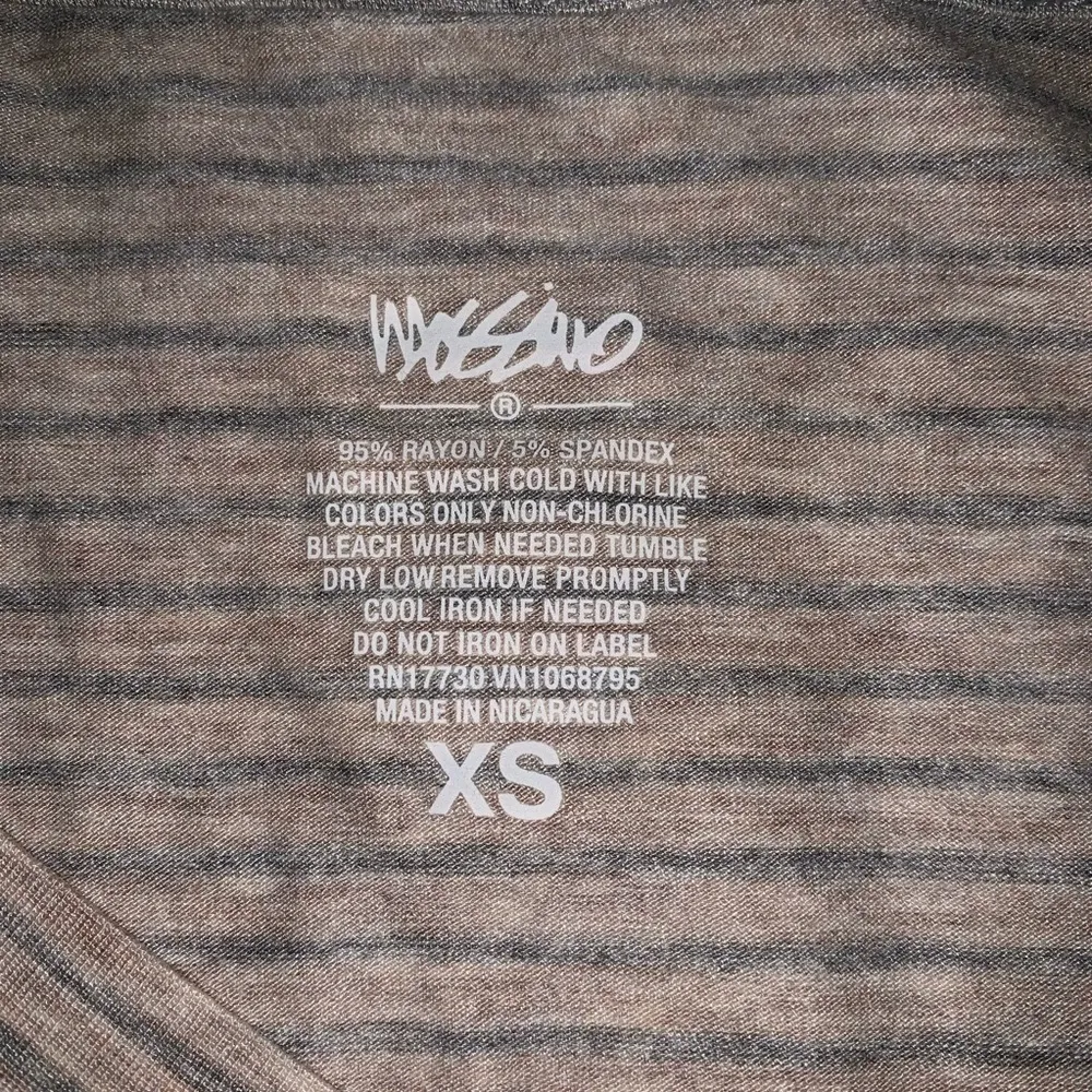 NWOT Mossimo V neck short sleeve t shirt Size XS - Image 3