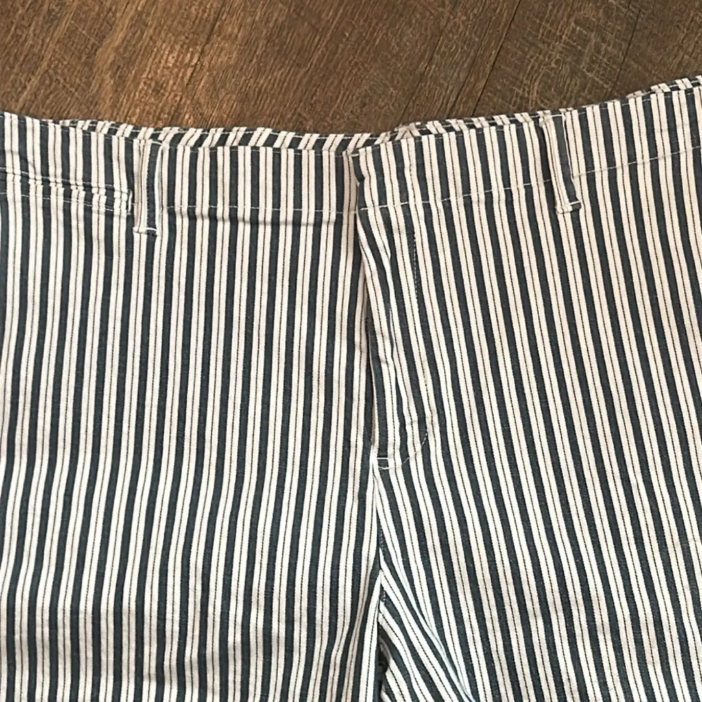 Lands End Shorts Womens 26 W Blue White Seersucker Striped Classic Fit‎ Nautical - Image 2