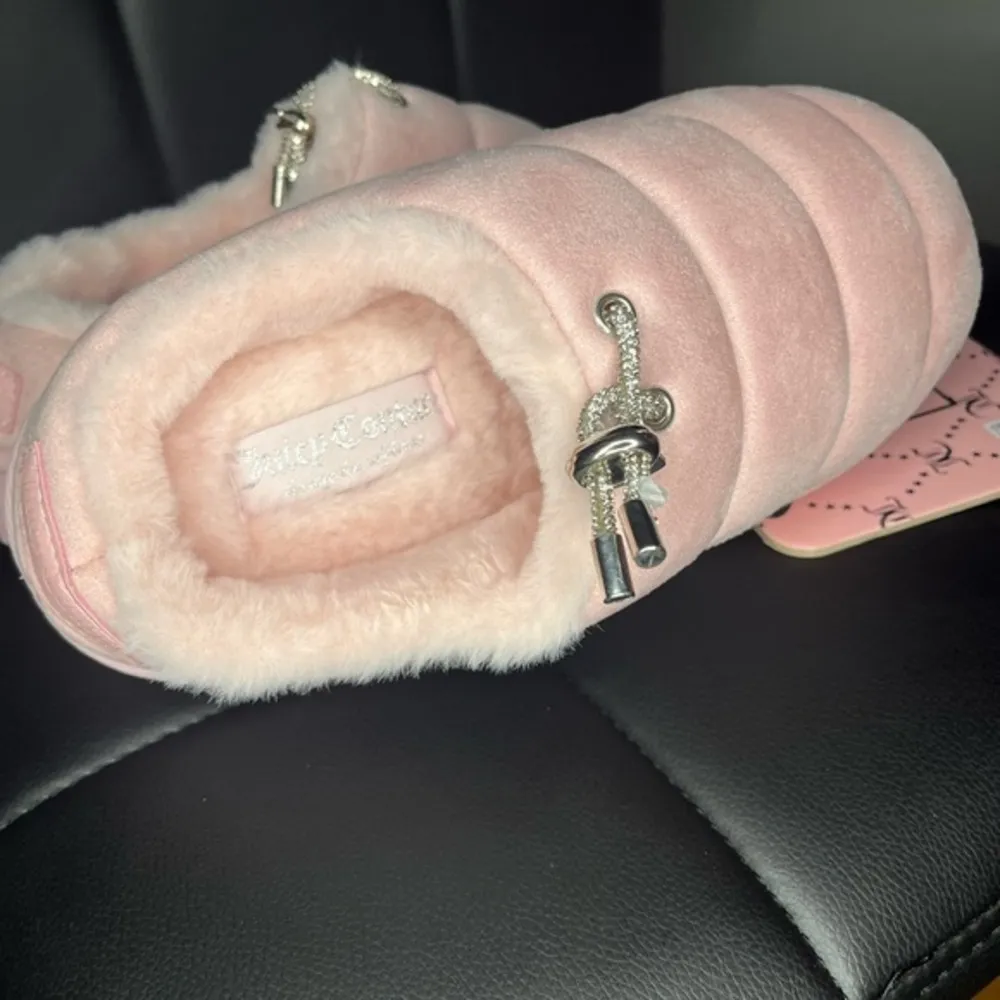 Juicy Couture Pink Puffer Slippers Plush Faux Fur Slip On Logo Charm NWT Size 6. - Image 2