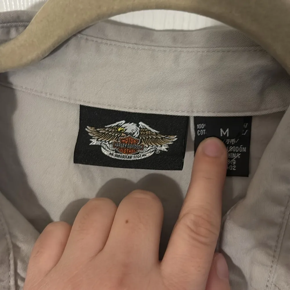 Harley Davidson Cream Woman’s Button Up Shirt Size Medium 100% Cotton - Image 3