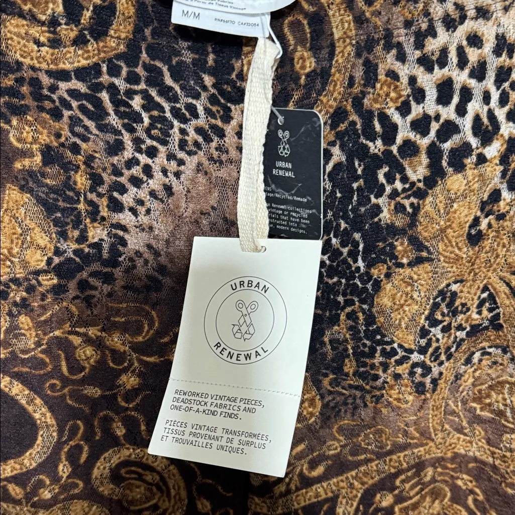 Urban Renewal Crème Brown and Gold Patterned Fabric Shorts W 13” R 9.5 I 8” - Image 2