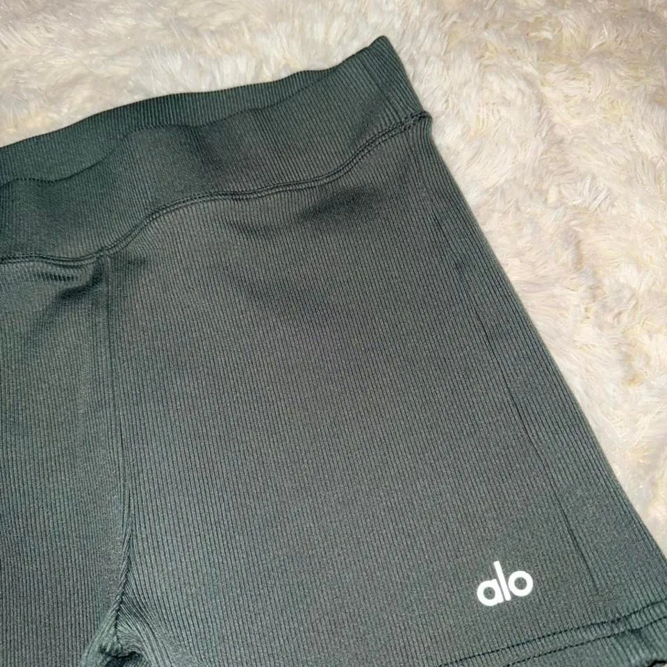 Alo Goddess Biker Shorts Ribbed Green Size Small - Image 3