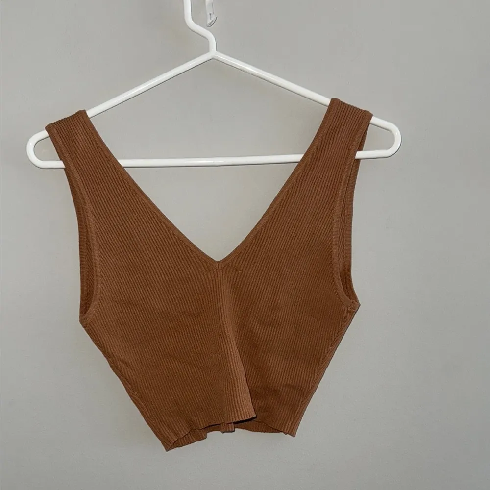 Cognac Ribbed V-Neck Crop Top - Image 3