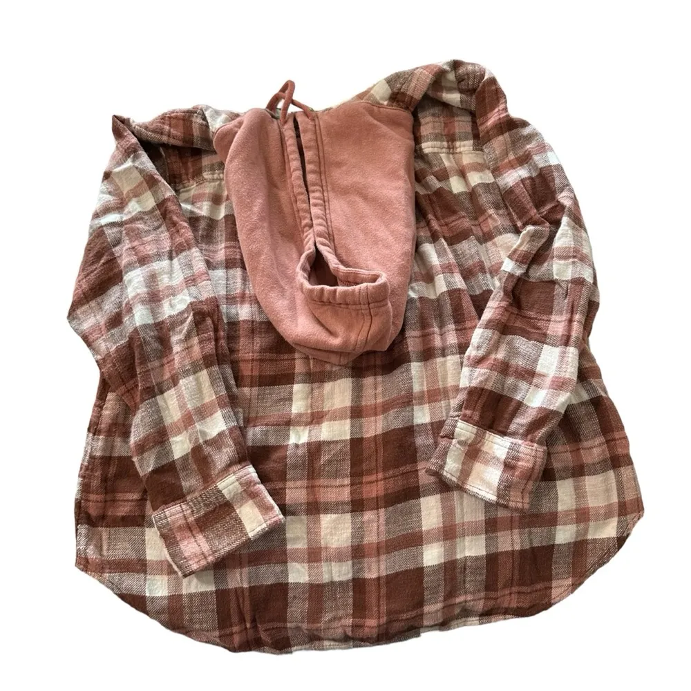 American Eagle women's size small pink and cream plaid flannel with hood - Image 2
