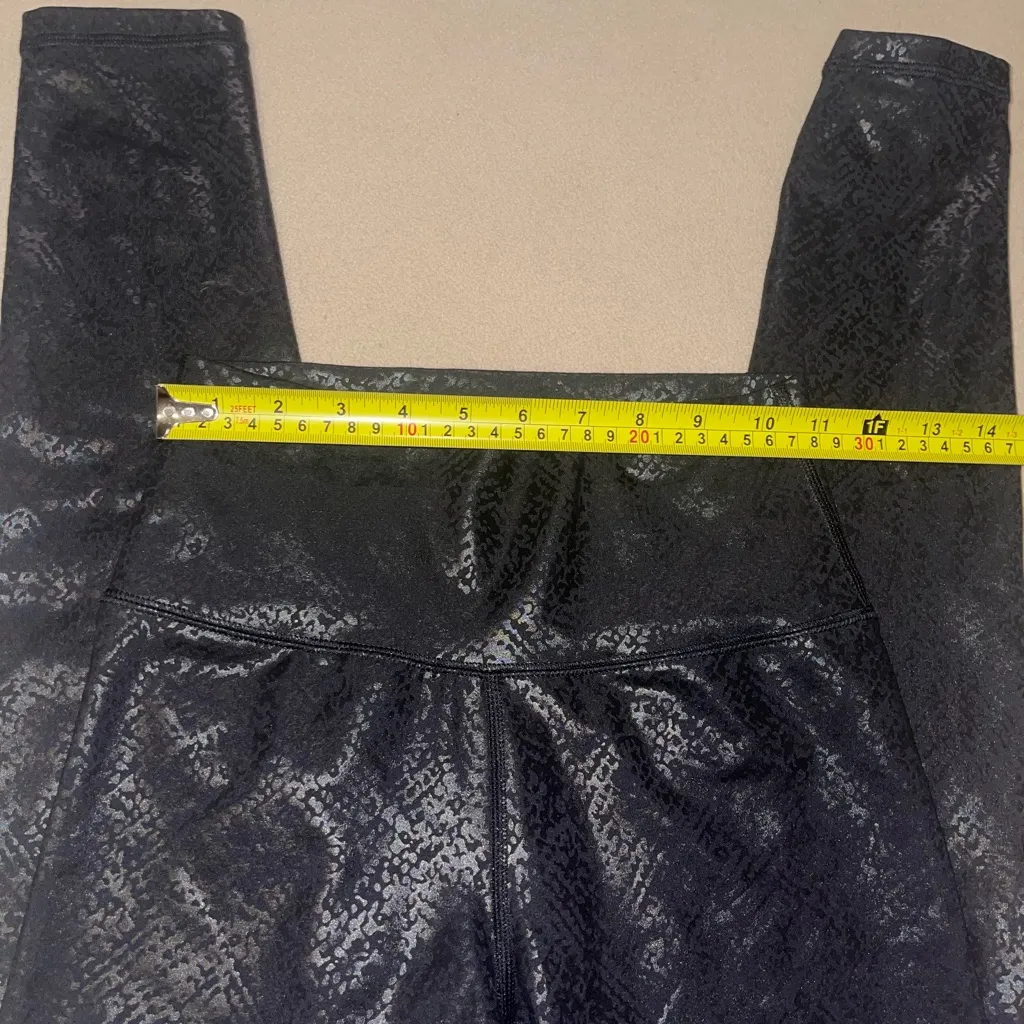 Aerie Offline high-rise crackle leggings in black size small pants The Hugger - Image 6
