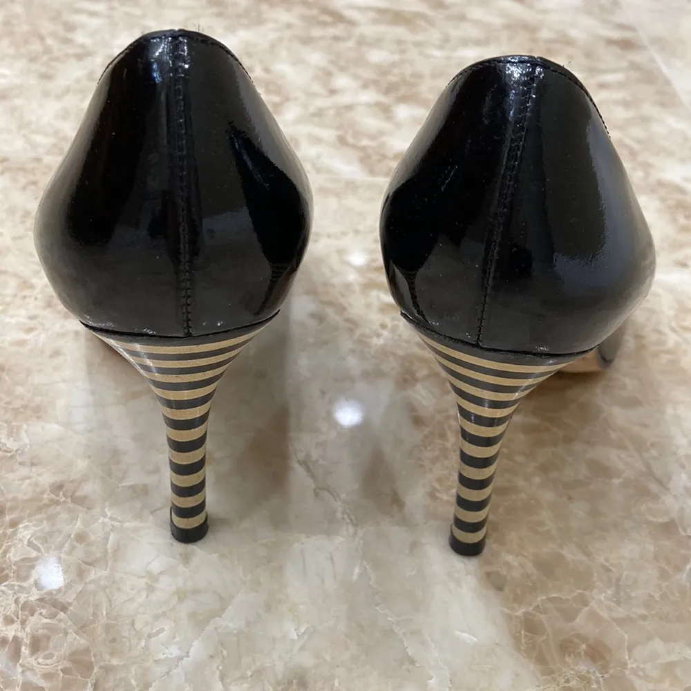 Karolina Black Striped Pumps. Size 5.5 - Image 3