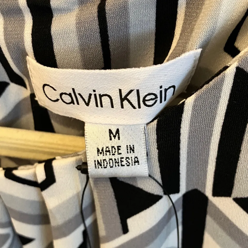 Calvin Klein: Monochrome Geometric Sleeveless Blouse- M - Image 2