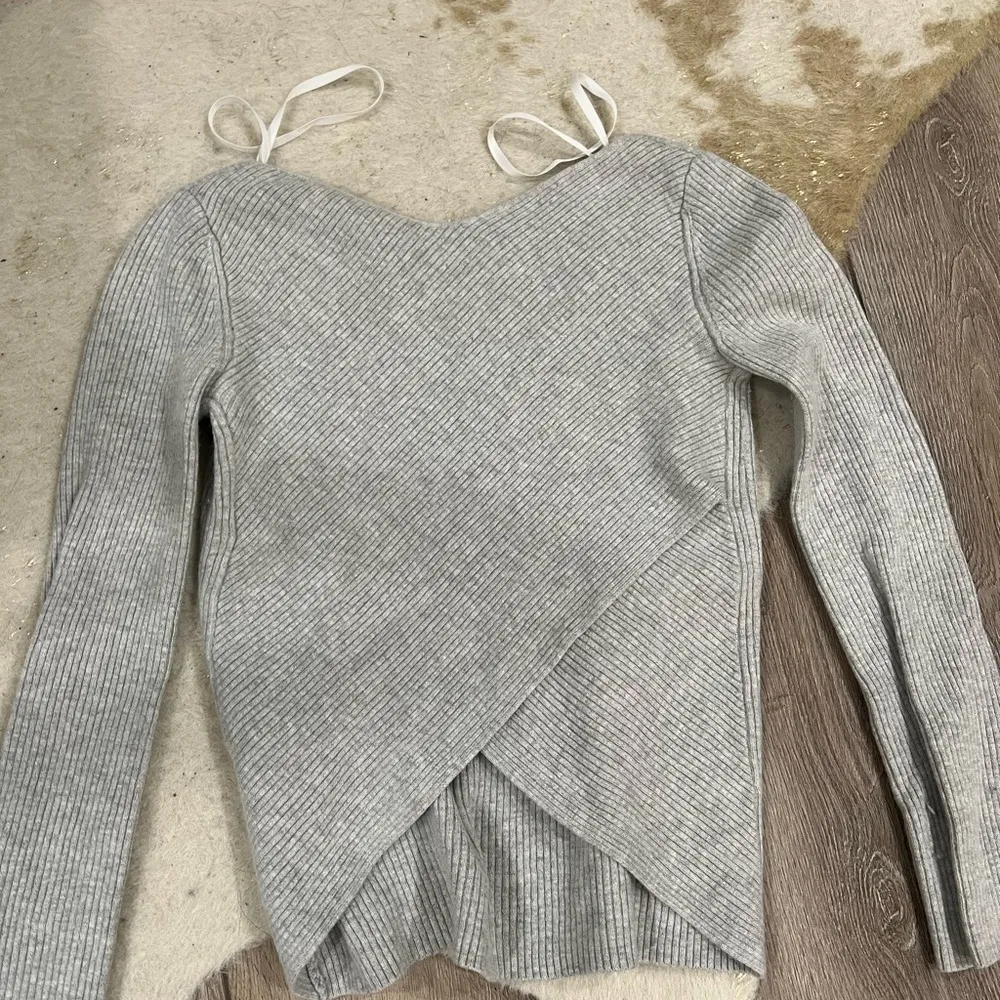 Aritzia Babaton Kitano sweater grey cross back - Image 5
