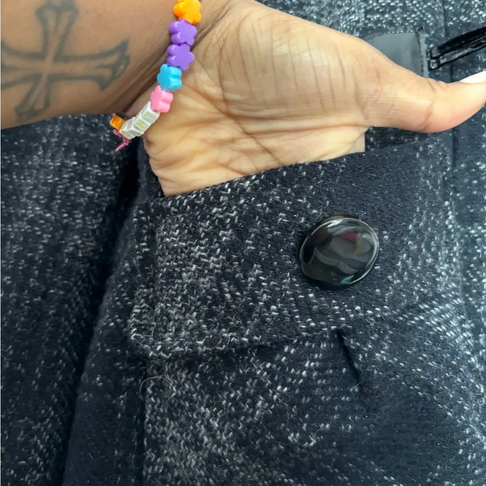 CHARLES KLEIN BLACK AND GREY PLAID JACKET COAT WITH POCKETS 55% WOOL SIZE MEDIUM - Image 4