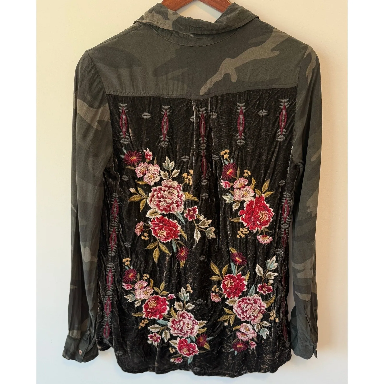 Johnny Was Workshop Camo Silk Button Down Embroidered Velvet Back Top Size XS Green - Image 6