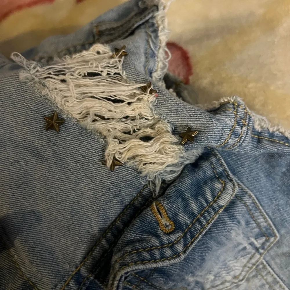 XL Jrs denim shredded Star stud denim vest - Image 4