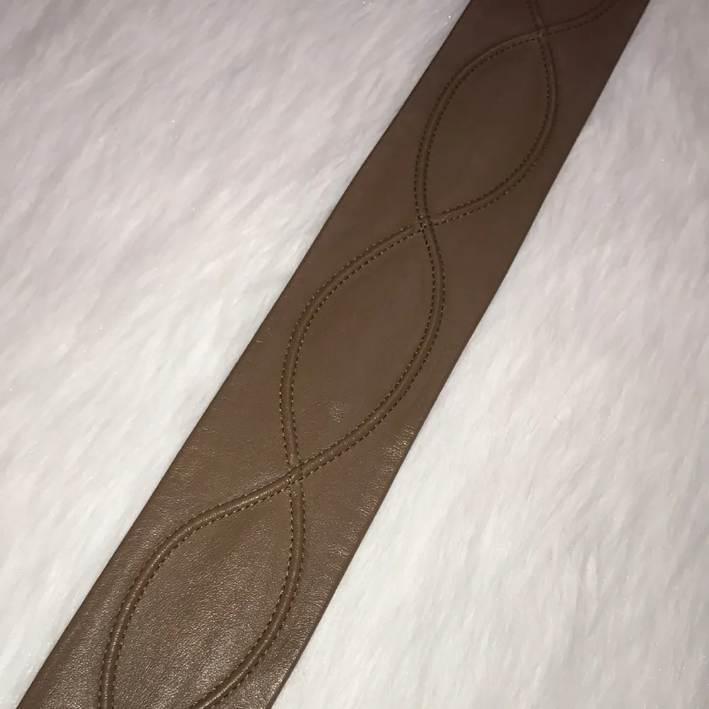 Genuine Leather Women’s Brown Loop Design Belt with Oval Buckle - Image 3