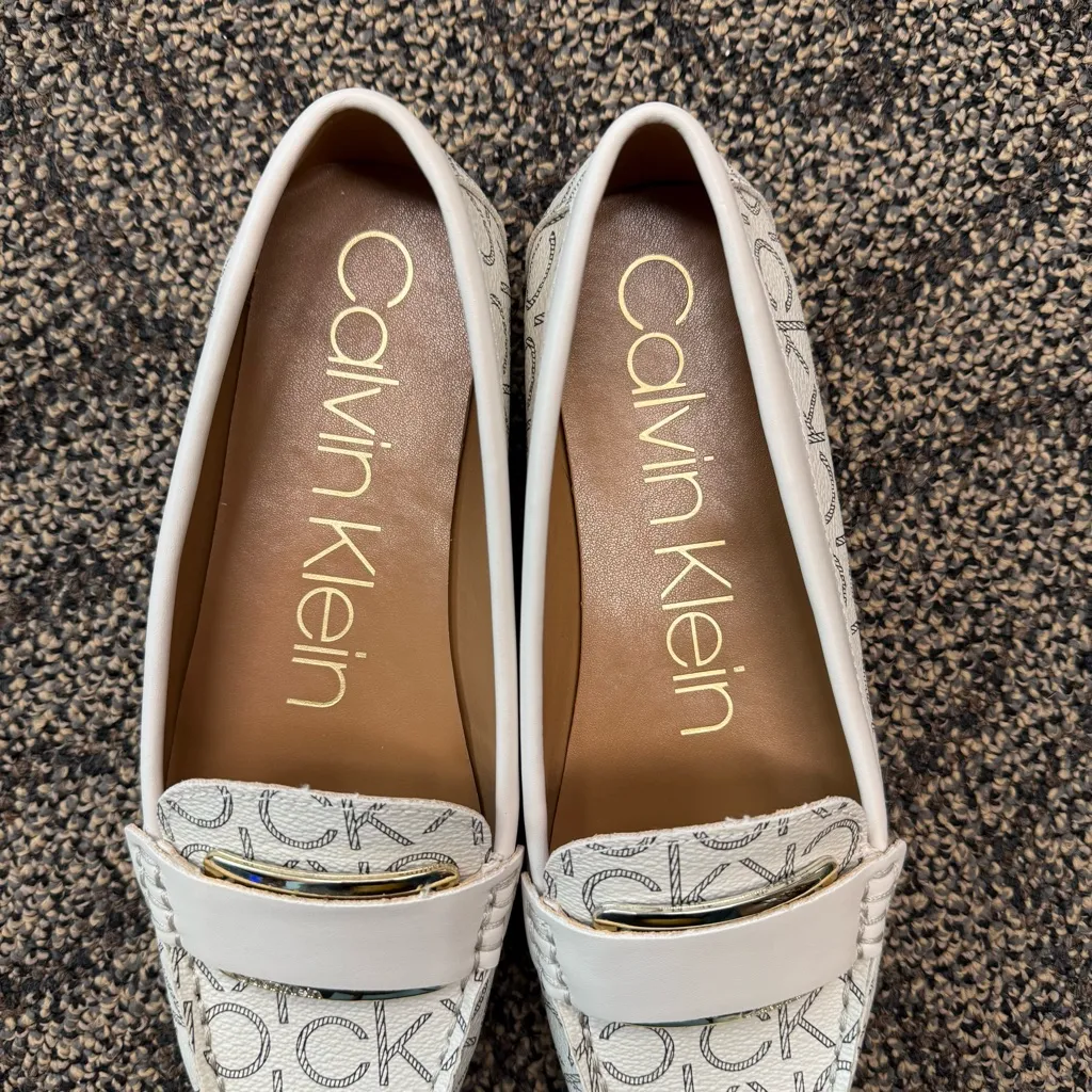 Calvin Klein Pebble Grain Leonie Loafers in White with All-Over Logo - Image 2