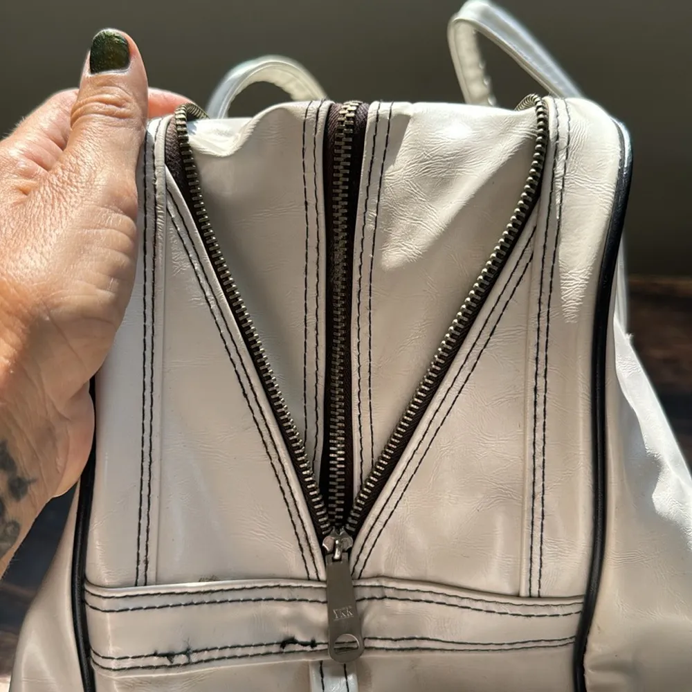 Vintage vegan white leather travel carry all bag with black piping - Image 4