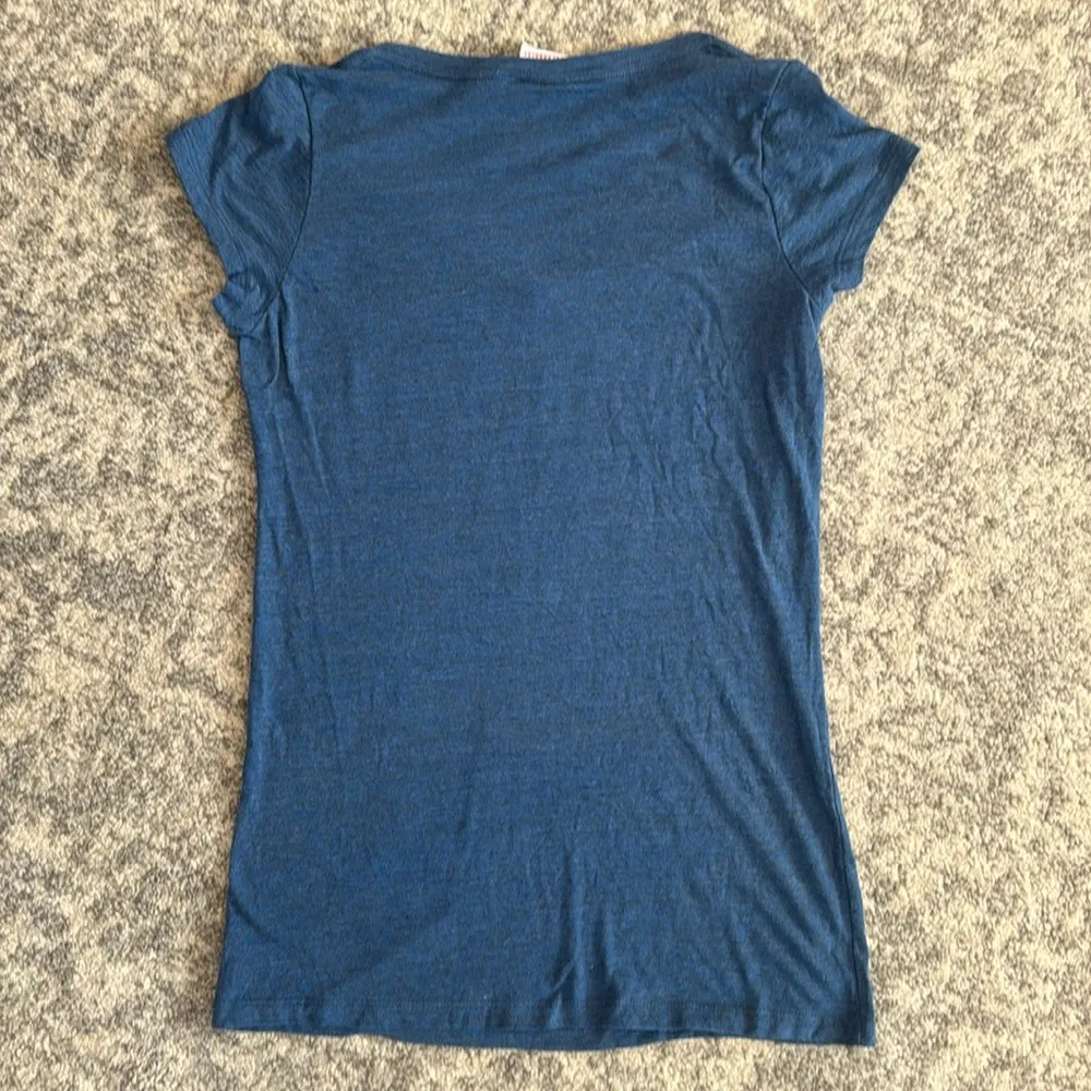 5th & Ocean Chicago Cubs Deep V-Neck Shirt - Image 6