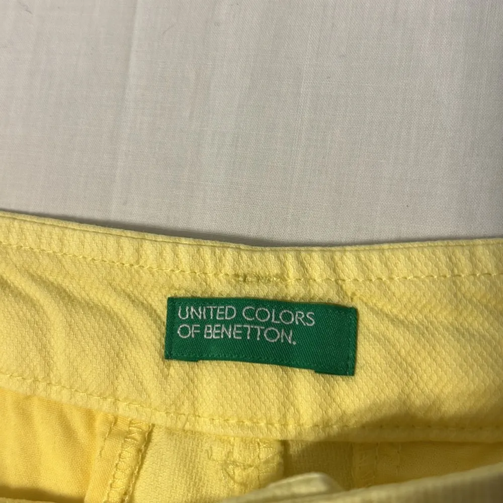 United Colors of Benetton Women’s Textured Cuffed Yellow Shorts Sz 8-NWOTS - Image 2