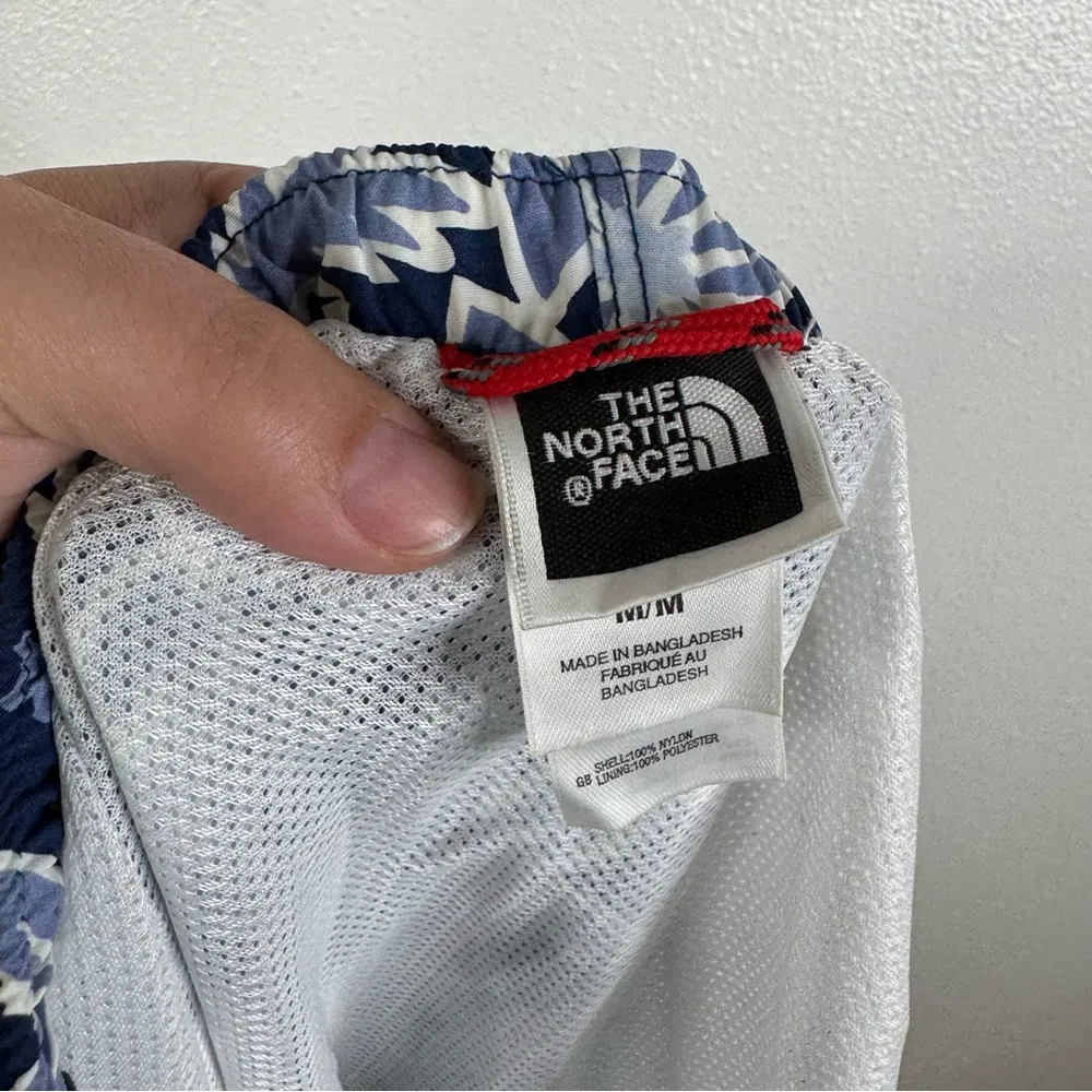 The North Face Blue Floral Shorts Size‎ Medium - Image 4