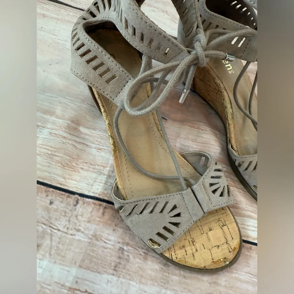 Madden NYC Size 7 Womens Gladiator Wedge Sandal Beige Faux Suede - Image 2
