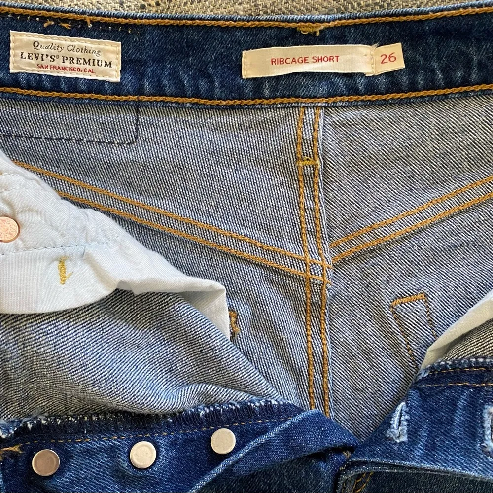 Levi’s premium ribcage shorts high waist distressed Frayed hem denim sz 26 - Image 6