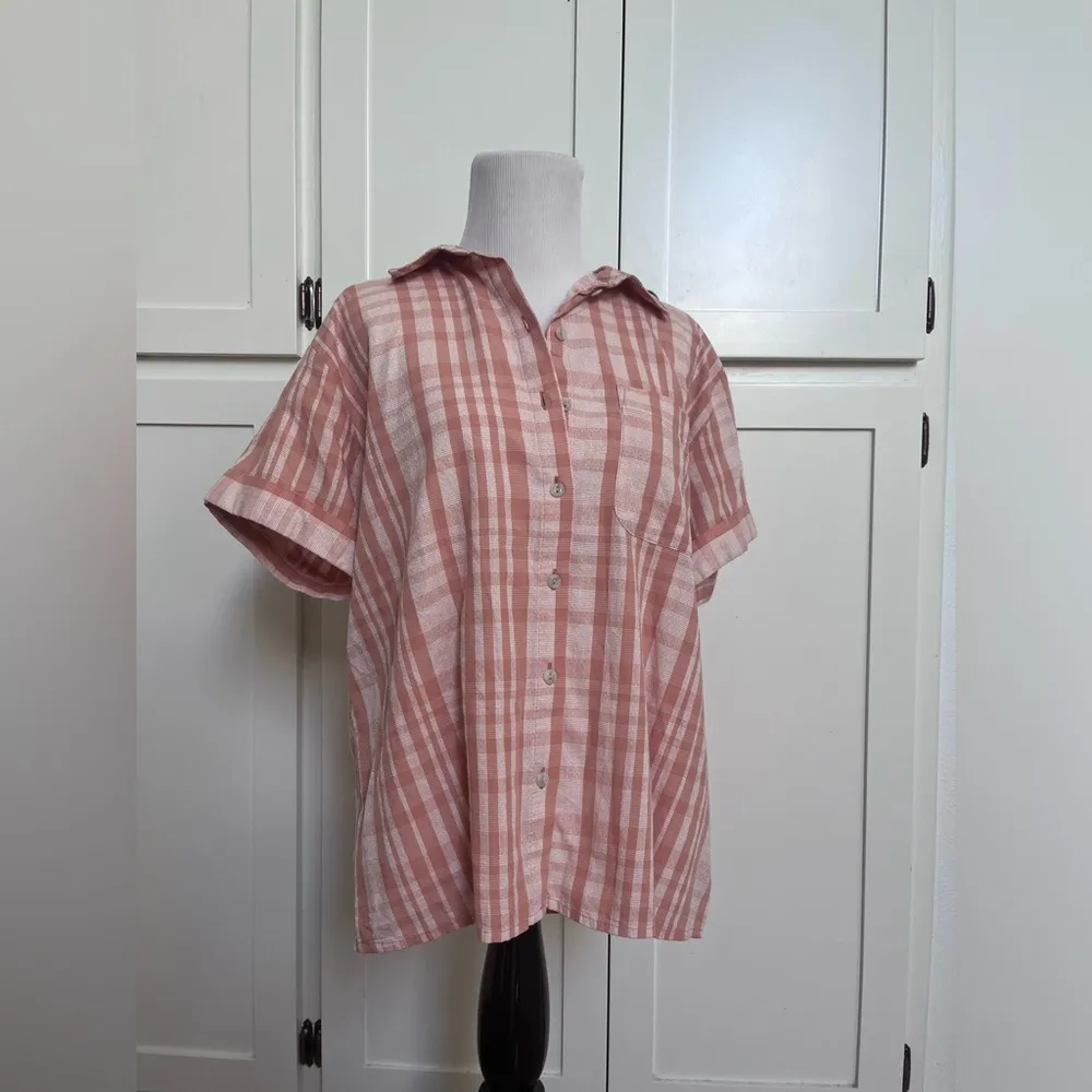 NWT universal thread button up - Image 2