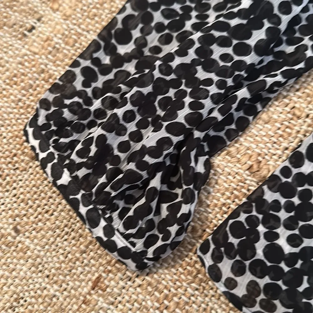 Banana Republic Black and White Sheer Patterned Blouse  Size Large - Image 3