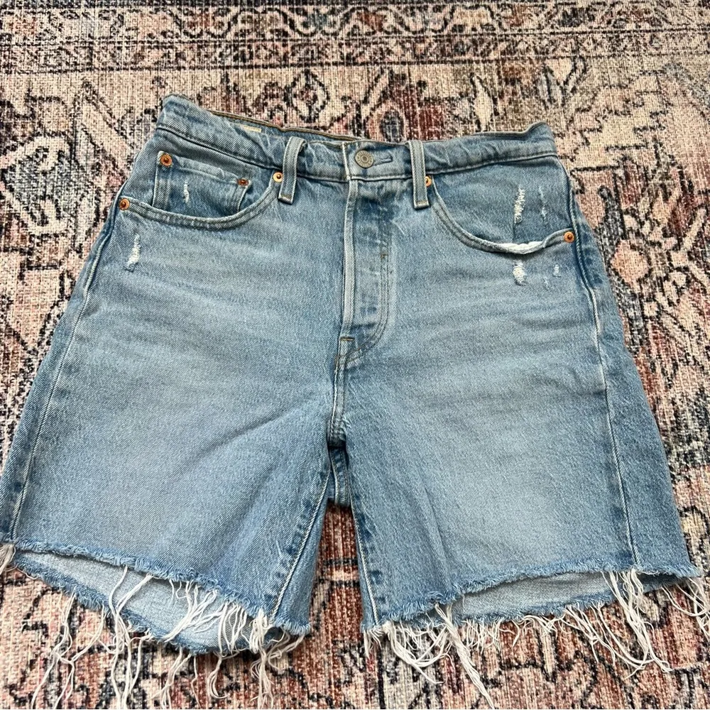 Levi’s 501 Classic Mid Thigh Denim Jean Shorts Denim Frayed Hem Distressed 6” - Image 3