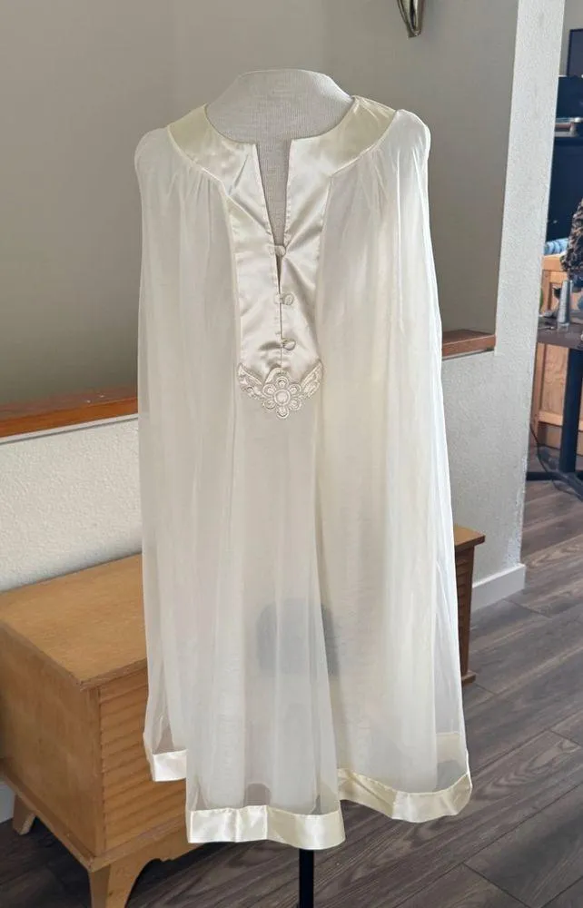 1960s Vintage Pale Almond Yellow Gossard Short Peignoir Nightgown & Robe Set - Image 5