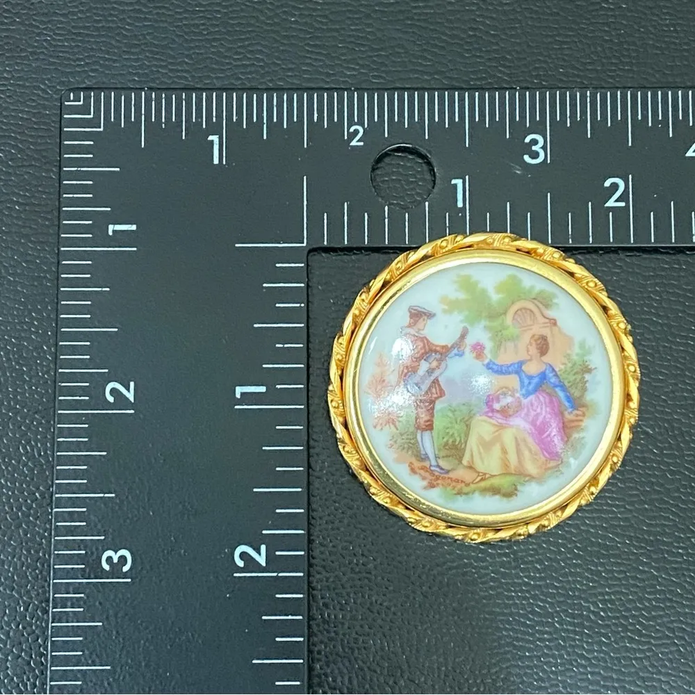 Vintage LIMOGES France Fragonard GoldTone Courting Couple Scene Brooch Pin 15.9g - Image 4