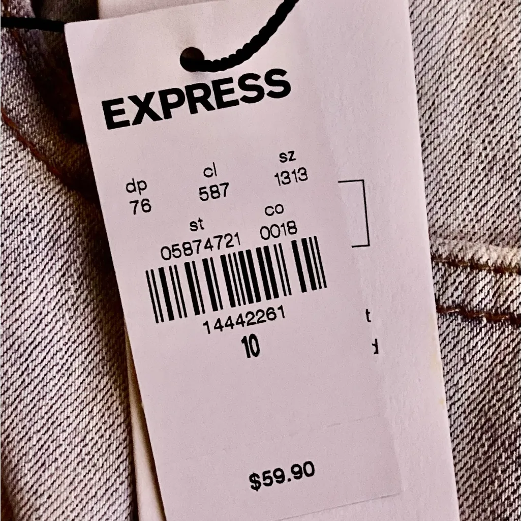 NWT Express Shortie Relaxed Low Rise Ripped Jean Shorts Size 10 - Image 7