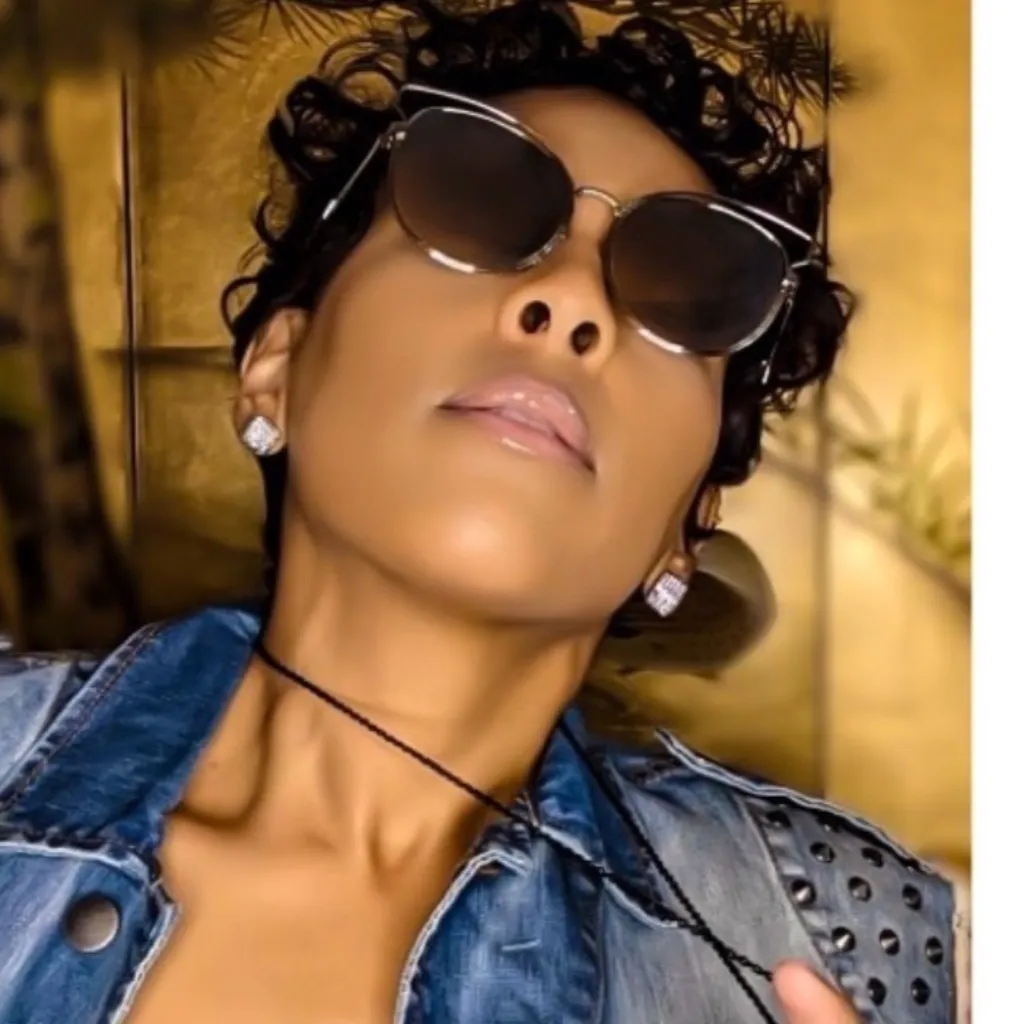 Callie Lives Mirrored Cat’s Eye Round Black Lens Sunglasses with case - Image 4