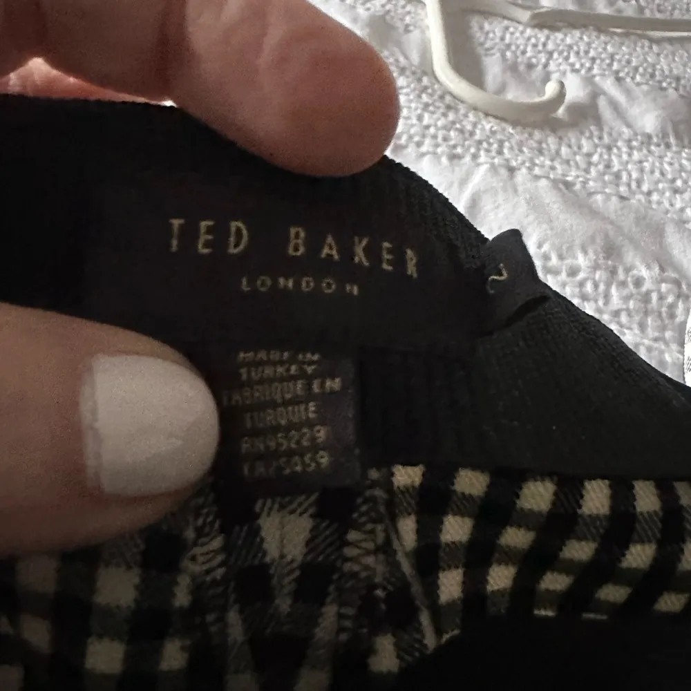 Ted Baker Capri Women's Leggings size 2 Black Checkeredl - Image 6