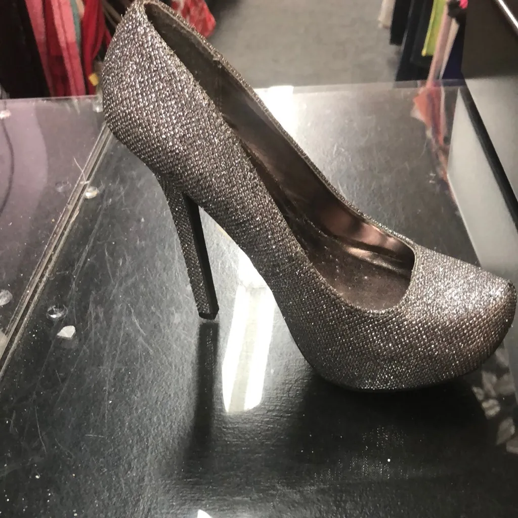Forever 21 gray & silver size 6 1/2 heels - Image 3