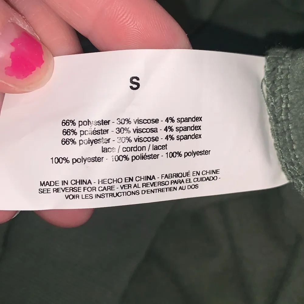 Gloria Vanderbilt  green floral shoulder super soft pullover sweatshirt - Image 7