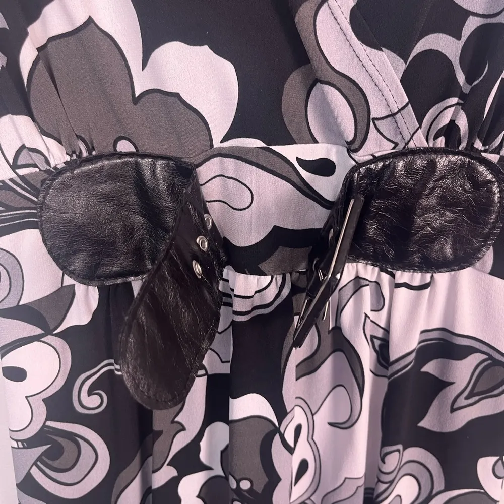 Suzie in the city black and white paisley print dress with belt Size small - Image 3