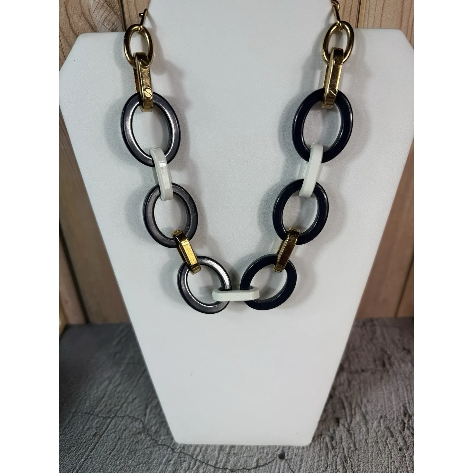 Kate Spade New York $299 Gold and Navy Blue Oval Link Nautical Themed Necklace - Image 2