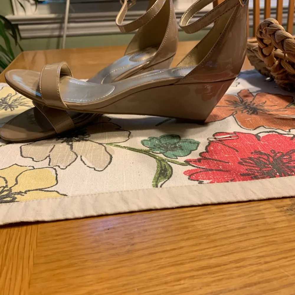 Bandolino Wedge 2” with ankle strap - Image 2